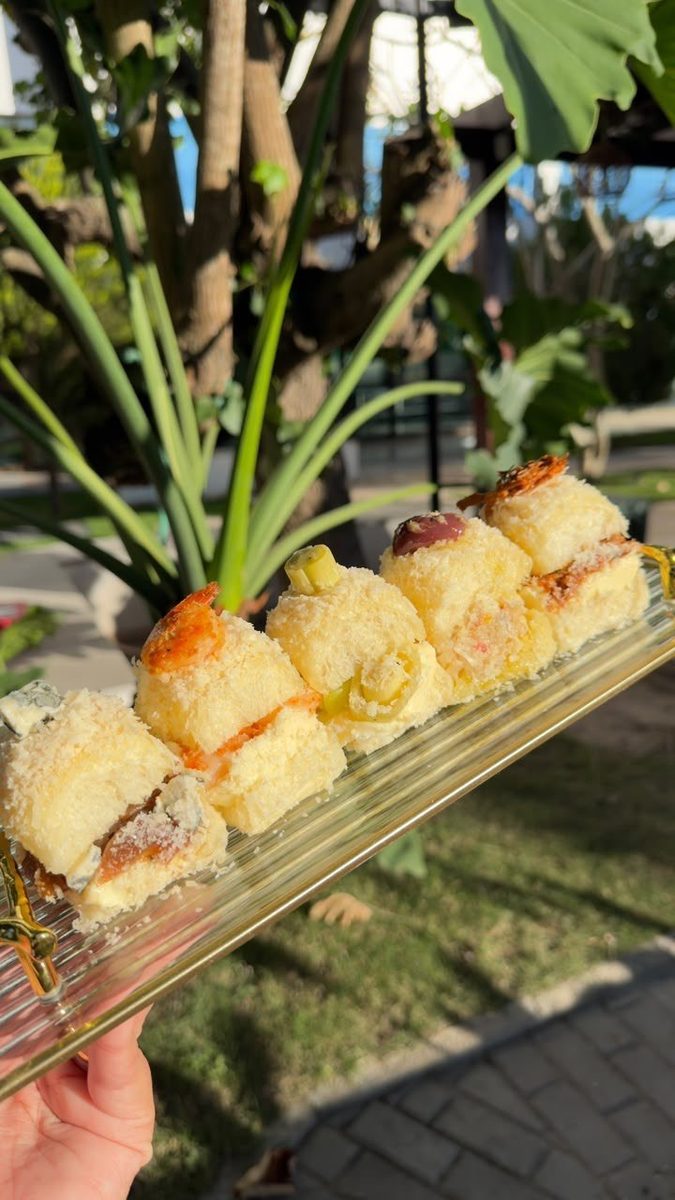 Pãezinhos recheados finalizados com parmesão numa travessa