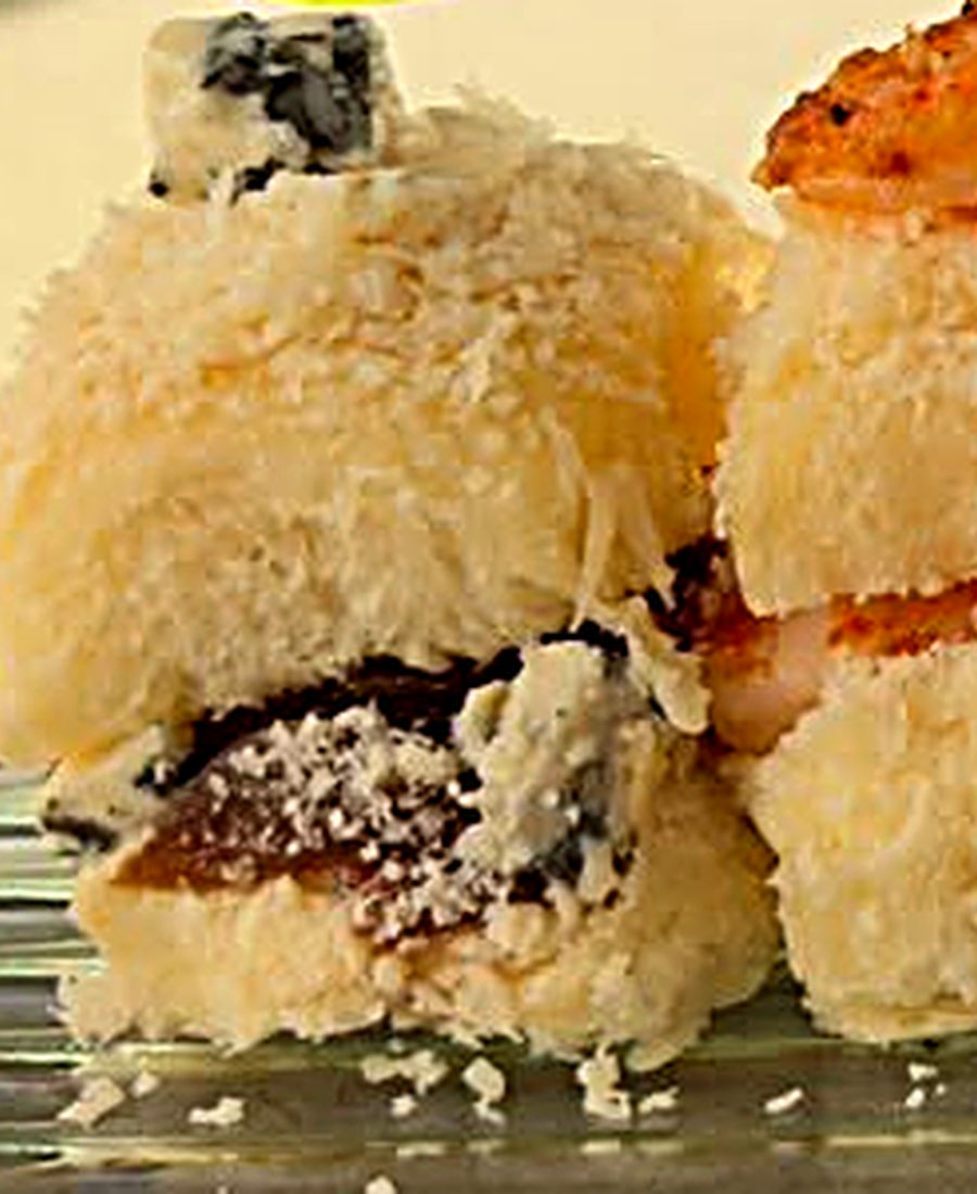 Pãozinho recheado partido ao meio mostrando o miolo macio