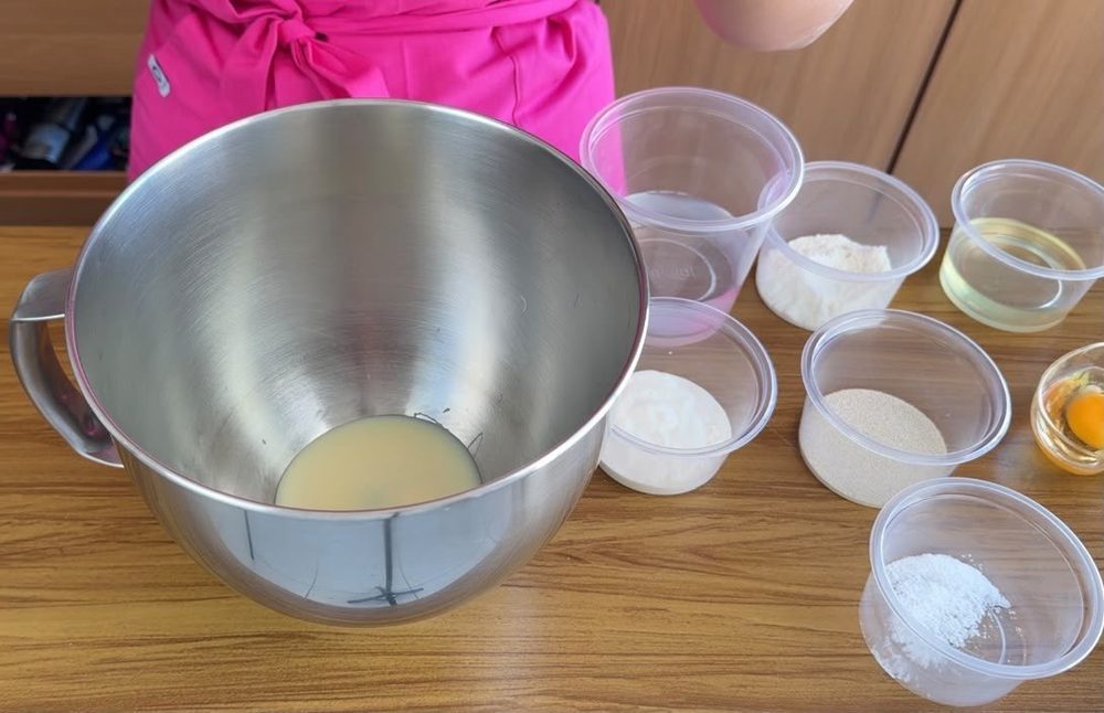 Ingredientes do pãozinho pesados e separados em potinhos