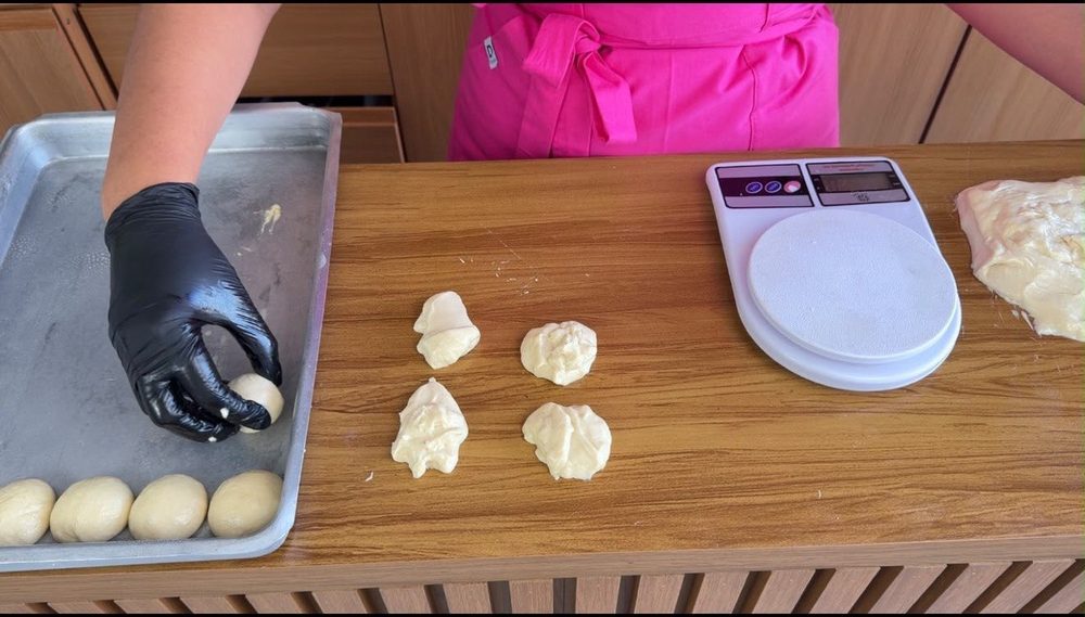 Bolinhas de massa organizadas na forma para crescer